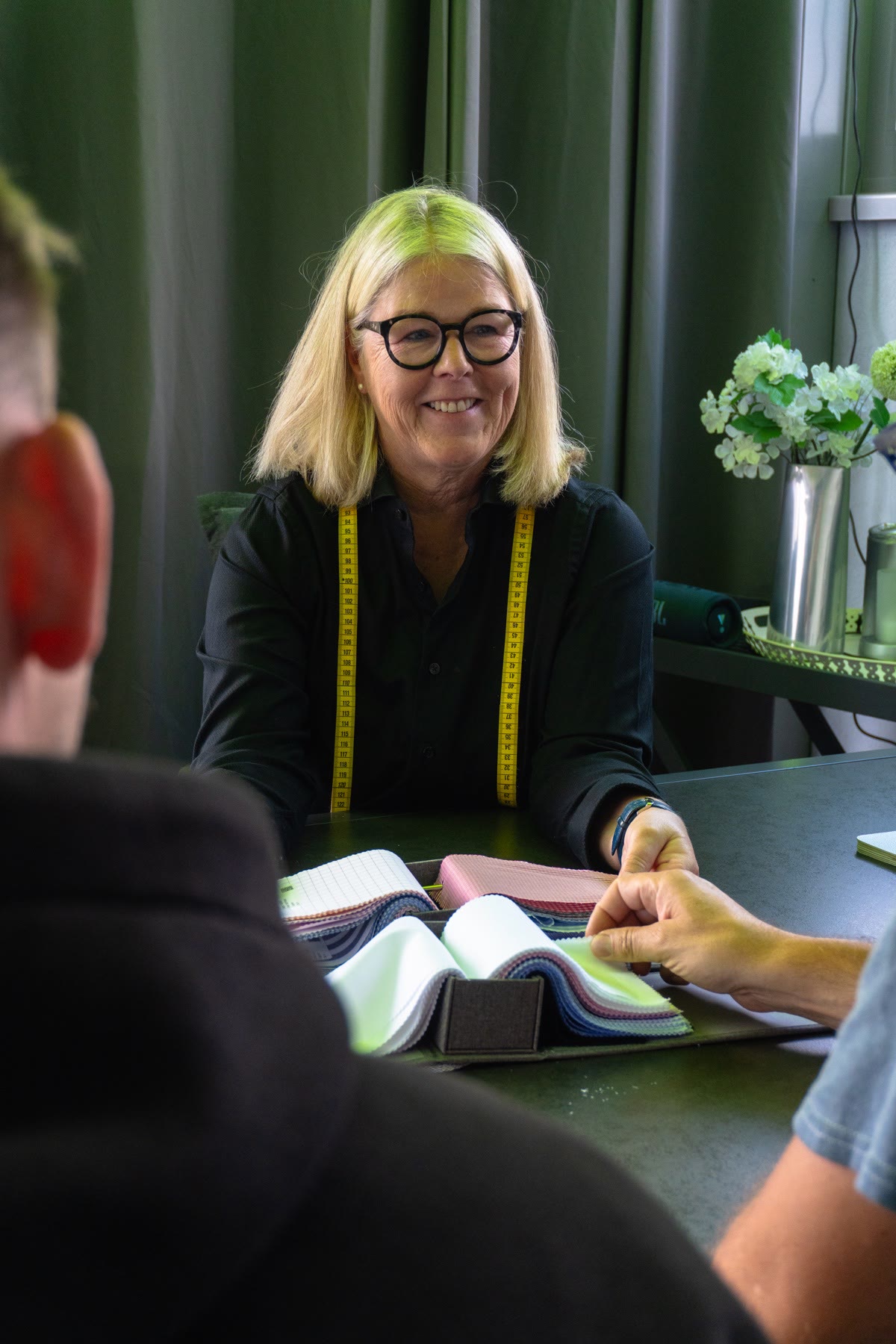 Andrea Schlobohm berät Kunden bei der Stoffauswahl