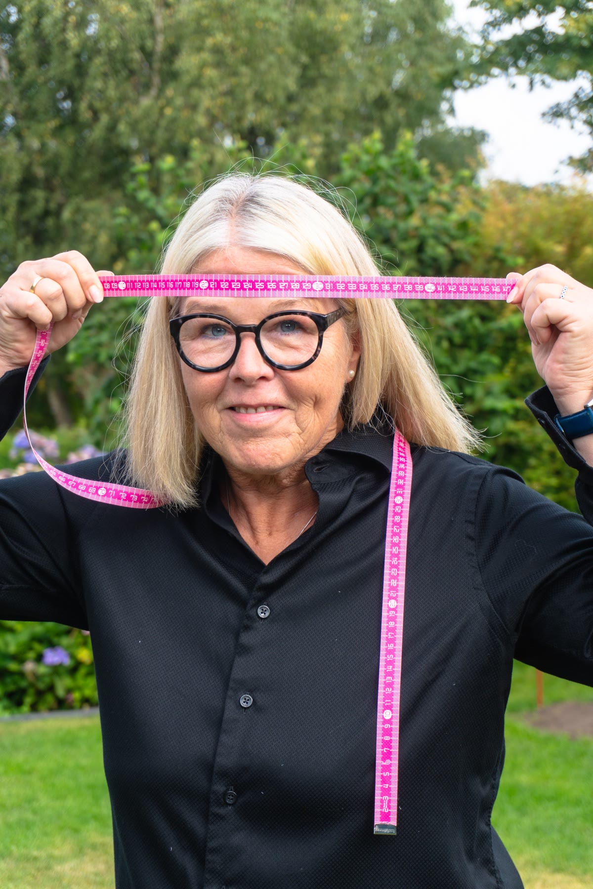 Andrea Schlobohm mit pinkem Maßband